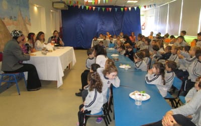 Una familia especial en el seder de jardín