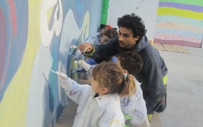 Un graffitero suelto en el jardín